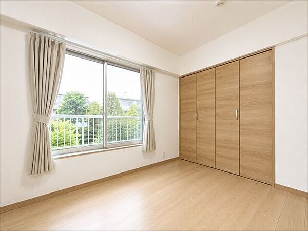 6帖洋室：大きめの窓から陽射しがたっぷり降り注ぎ、明るいお部屋になっていて気持ちよく過ごしていただけます。※実際の写真から家具等を消すCG加工をしています。