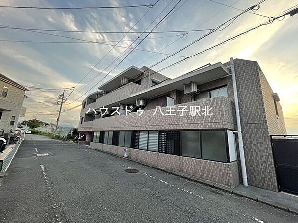 タイル貼りの落ち着いた外観※実際の写真から家具等を消すCG加工をしています。