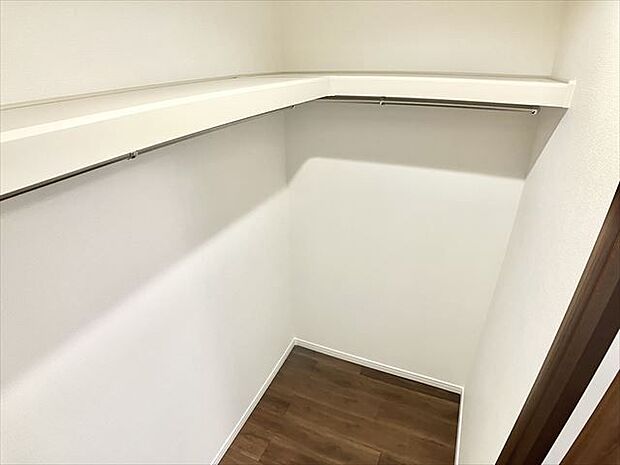 7.1帖洋室（WIC）：大型のWICです。ハンガーパイプと枕棚の設置があるので使いやすさアップ。床には衣装ケースを配置する事のできるゆとりもあります。