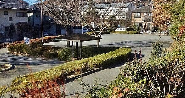 松原公園松原公園 140m 滑り台など遊具と砂場があります。ちょっとしたグラウンドもあるのでお子さんとのびのび遊べますよ。 360m