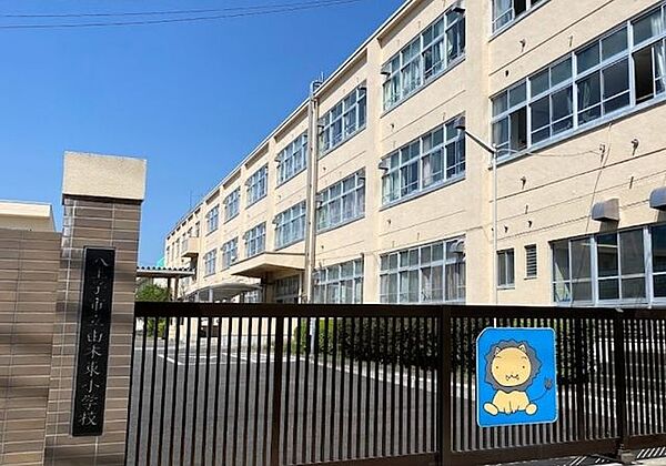 八王子市立　由木東小学校教育目標　「そこ力のある子」　1.見つめ、考え、言える子　2.ねばり強くやりとげる子　3.心も体もじょうぶな子　4.すすんで力を合わせる子 1000m