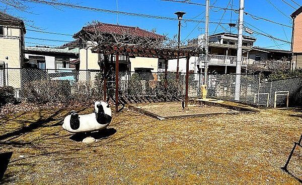 小田野公園住宅街にあり、パンダのスプリング遊具や鉄棒などの遊具があります。 740m