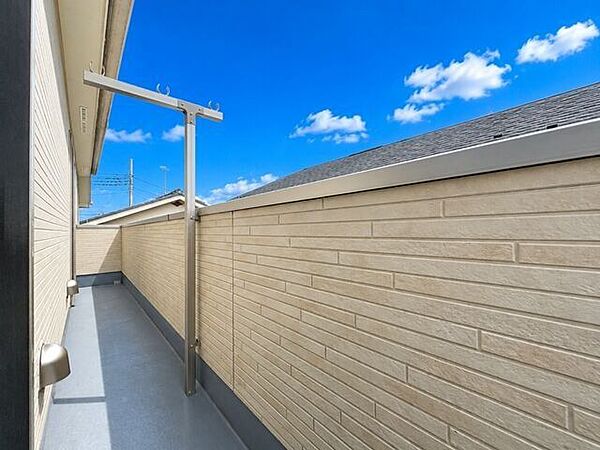 バルコニー：7帖と6帖のお部屋から出入りできる南向きのバルコニーです。晴れた日は気持ちよくお洗濯を干すことができそうですね。