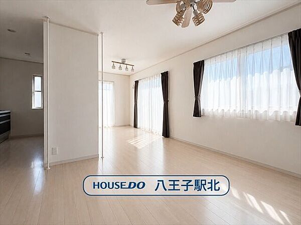 リビング：ナチュラルな雰囲気のフローリングですので家具やインテリアなども合わせやすいです。どんなお部屋にしていくか考えるのも楽しいですね♪※実際の写真から家具等を消すCG加工をしています。