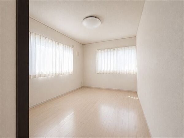 洋室：窓もあるので1日中安定した採光を期待できそうです。※実際の写真から家具等を消すCG加工をしています。