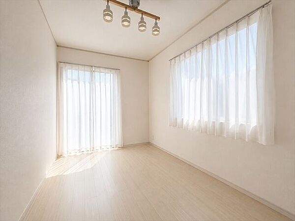 洋室：2面採光なので日当たり、風通しともに良好です。※実際の写真から家具等を消すCG加工をしています。