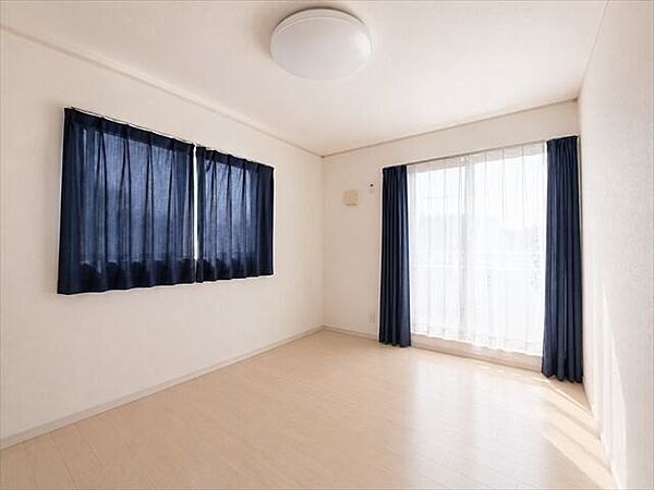 洋室：大きめの窓から陽射しがたっぷり降り注ぎ、明るいお部屋になっていて気持ちよく過ごしていただけます。※実際の写真から家具等を消すCG加工をしています。