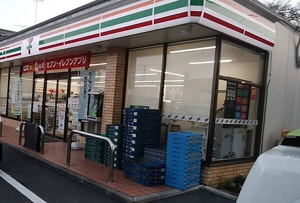 セブンイレブン　八王子散田1丁目店スローガンは「近くて便利」。地域の人へのサービスを重視し、配達サービスにも力を入れている。（電子マネー利用可　ＡＴＭあり　ネット通販あり）nanacoポイントサー…