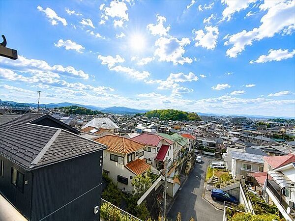視界いっぱいに広がる開放的な眺望が魅力。青空と街並み、その先に望む山々が日々の暮らしを彩ります。