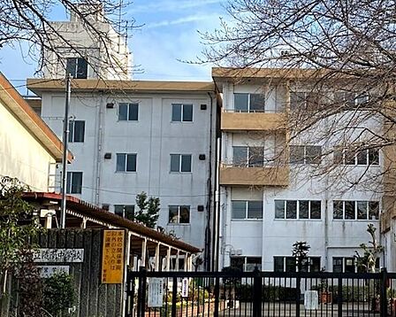 八王子市立　陵南中学校教育目標「規律ある学校の推進」「その時々に輝く生徒の育成」「一人ひとりを生かす教育の推進」令和4年度より、小中一貫校として東浅川小学校と陵南中学校が連携しています。 1330m