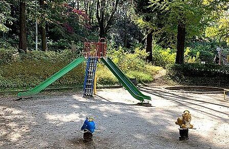 狭間公園この公園北側に道路を隔てて「いちょう公園」が設置され、両公園が合併し近隣公園となりました。急斜面区域は山林と遊歩道、子供たちが集う広場区域に分かれております。トイレあり。狭間駅から徒歩5分…