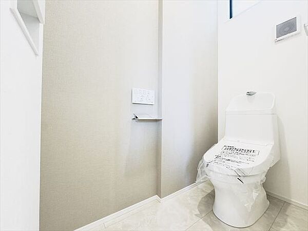 トイレ：トイレにはウォシュレット機能付です。寒い時期も便座を温かくでき安心して座ることができますね。