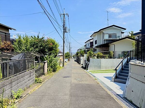 【北側 前面道路】幅員約5mの前面道路です。車がすれ違える道幅です。車1台とベビーカーですれ違っても余裕のある道幅は安心ですね。