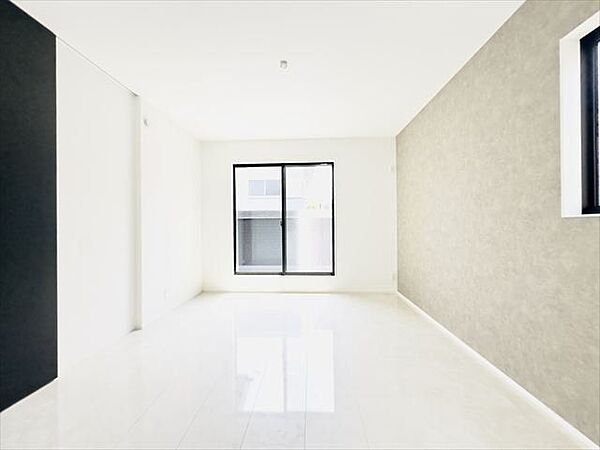 7.1帖洋室：バルコニーへ出入りが可能な洋室です。大きな窓の設置があり、開放感のある空間ですね。