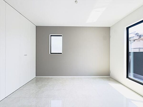 東側6.1帖洋室：お部屋からバルコニーに出入りできるので、お布団も簡単に干すことができそうです。収納もあるのですっきりと片付けることができます。