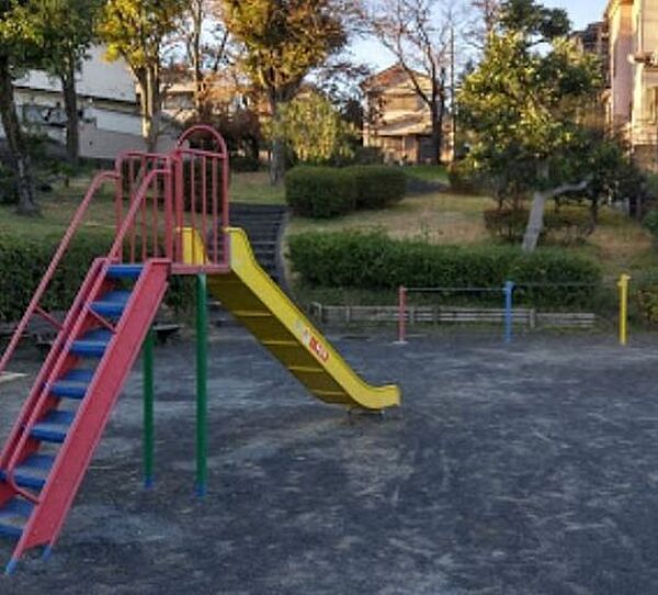 北野台公園京王北野駅から徒歩13分。遊具はブランコ・滑り台・鉄棒・砂場があります。水道あり。 400m