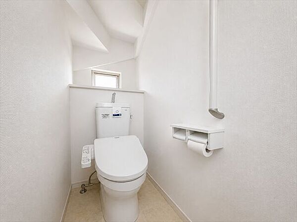 トイレ：ホワイトを基調とした清潔感のあるトイレです。ペーパーホルダーが2つあるのはうれしいですね。その上に小物を置くことができます。※実際の写真から家具等を消すCG加工をしています。