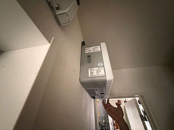 太陽光発電システムのパワーコンディショナーを設置。環境にやさしく、日々の電気代節約にもつながる嬉しい設備です。