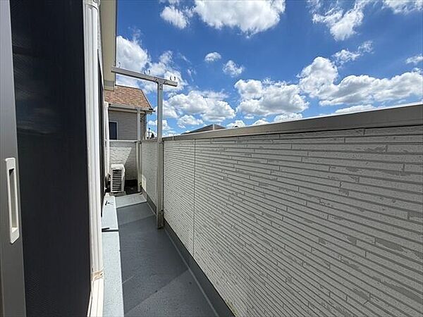 バルコニー：日当たりの良いバルコニー♪洗濯もはかどり、毎日お布団もふっかふか♪