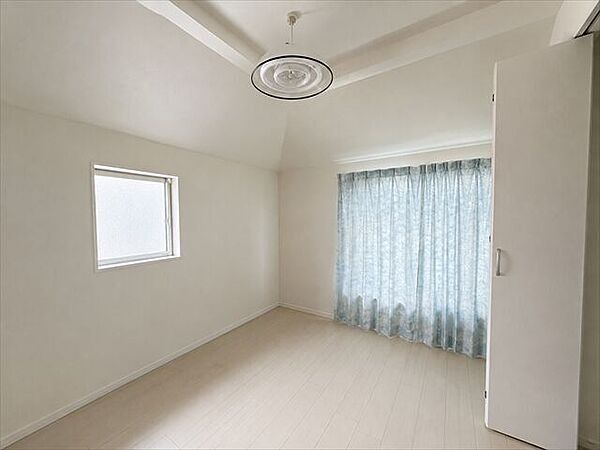 洋室：大きめの窓から陽射しがたっぷり降り注ぎます。収納がしっかりあるので、お部屋を広くお使いただけます。※実際の写真から家具等を消すCG加工をしています。