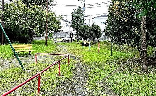 上榎木公園川口川付近にある公園。遊具はブランコ、鉄棒、砂場があります。水道あり。 400m