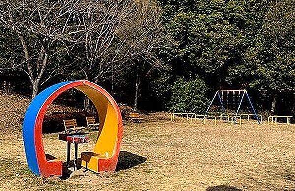 ねの沢公園住宅街の中にある大きい公園です。公園裏の園路をウォーキングすると森の中の小路を歩いているようです。健康遊具は、ぶらぶらストレッチ、ゆったりステップ、マッサージベンチ、そろそろ平均台。トイ…