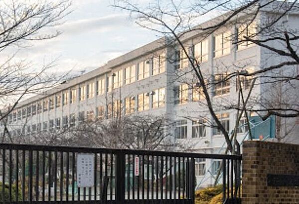 八王子市立　長房中学校教育目標「強く　正しく　美しく」～健康で心豊かな人間形成をめざして～・自らきたえ　向上をめざす人・正しさをつらぬく勇気と責任のある人・思いやりをもち　協力でき 1470m