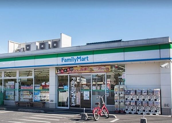 ファミリーマート 八王子陣馬街道店スローガンは「Fun＆Fresh」。驚きやワクワク感を与えるべく、商品改革に取り組んでいる。（電子マネー利用可　ＡＴＭあり　ネット通販あり）Tポイントサービスあり…