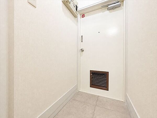 玄関：段差の少ない玄関フロアで小さなお子様やお年寄りでも安心して出入りすることができます。※実際の写真から家具等を消すCG加工をしています。