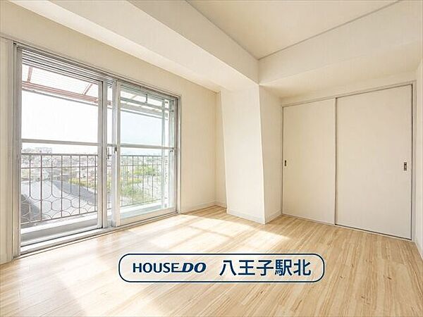 8.5帖洋室：バルコニーにつづく大きめの窓からたっぷりと日差しが入ります。収納がしっかりあるので、お部屋を広くお使いただけます。※実際の写真から家具等を消すCG加工をしています。