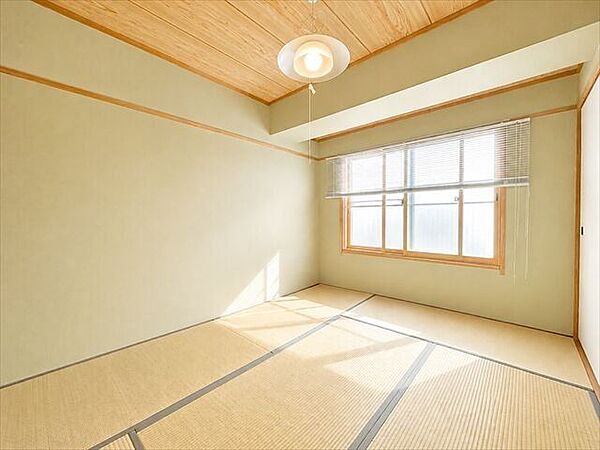 6帖和室：畳ででリラックスできる和の空間となっています。押入は奥行きがあるので、収納グッズを使えば空間を有効活用でき、たくさん収納することができます。※実際の写真から家具等を消すCG加工をしています。