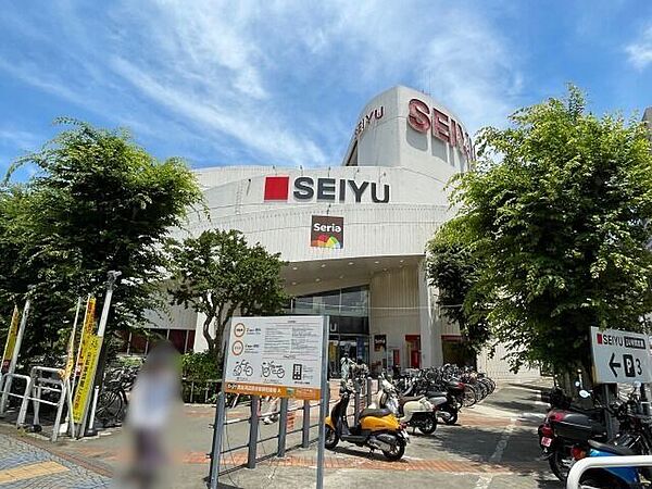 西友河辺店24時間営業（一部除く）駐車場277台収容・お買い上げ1000円未満で1時間・1000円以上で3時間無料 700m