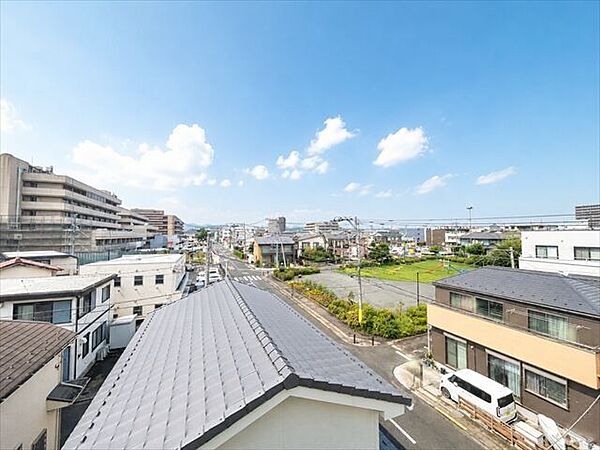 開放感あふれる眺望が魅力。視界を遮る建物が少なく、青空と街並みを一望できる気持ちの良い景色が広がります。