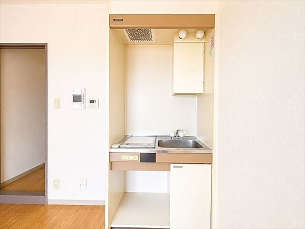 キッチン：キッチンは壁付けタイプですのでお部屋をすっきりと見せてくれるメリットがあります。※実際の写真から家具等を消すCG加工をしています。