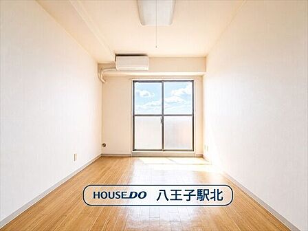 洋室：大きな窓からたっぷりの日差しが入り、明るいお部屋になっています。※実際の写真から家具等を消すCG加工をしています。