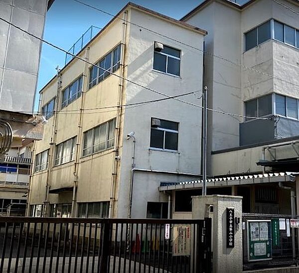 八王子市立第二小学校バス「本郷横丁」停から徒歩約3分本校の教育目標新しい歴史の土台作りをしながら、子どもたちが成長していくことを目指しています。創立：明治6年(1873年) 450m