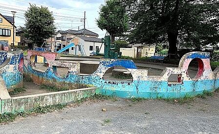 小門公園松姫通りとJRの線路が交差する位置にある公園です。遊具は、コンクリート遊具・砂場・ブランコ・すべり台・健康遊具が設置されています。身体を動かすのに充分なスペースがあります。 650m