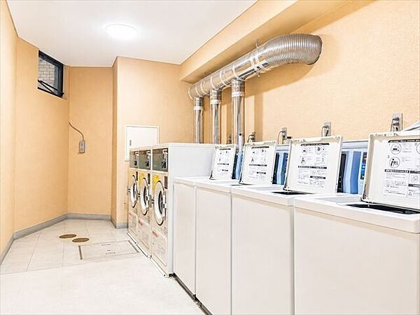 共用のコインランドリーを完備。天候を気にせず洗濯でき、日々の暮らしを便利にサポートします。
