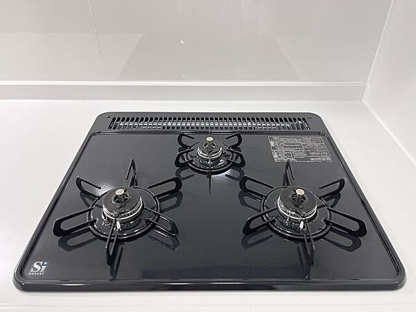 キッチン：三口のコンロなので一度に調理ができるので、お料理もはかどりますね。お休みの日にご家族でお料理も楽しめそうです。