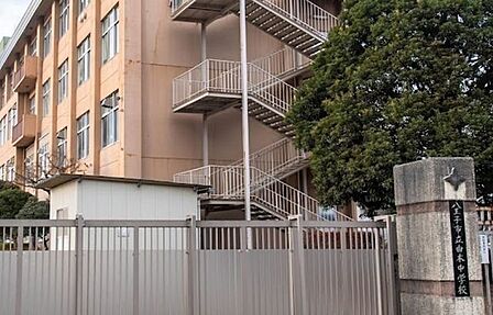 八王子市立 由木中学校教育目標/豊かな心をもち、優しく強い人 心身の健康に努め、夢と志を抱く人 向上心と主体性に富み、共に学ぶ人 1700m