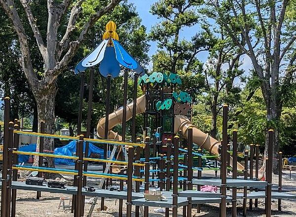 陵南公園2面ある野球場があり、春夏に開放される「じゃぶじゃぶ池」は大人気。東京オリンピックの自転車競技場跡地が都立公園になりました。入園無料/一部有料京王バス「御陵前」徒歩約5分駐車場 100m