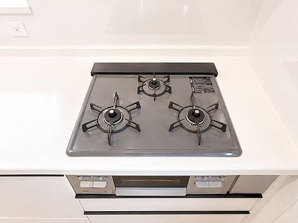 キッチン：三口のコンロなので一度に調理ができるので、お料理もはかどりますね。お休みの日にご家族でお料理も楽しめそうです。