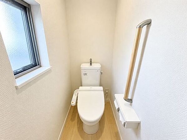 【1階トイレ】 小窓から優しい光の入るトイレは落ち着ける個室です。