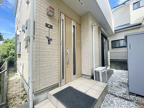 【玄関入口】 玄関ポーチは照明付きで暗い時間帯の帰宅も安心です。屋根のあるポーチは雨の日も安心ですね。