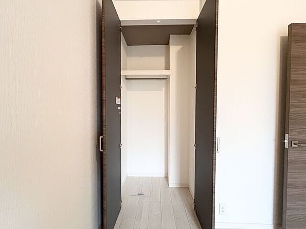 ハンガーパイプ付なので衣類にしわを付ける事なくすっきり収納が可能。