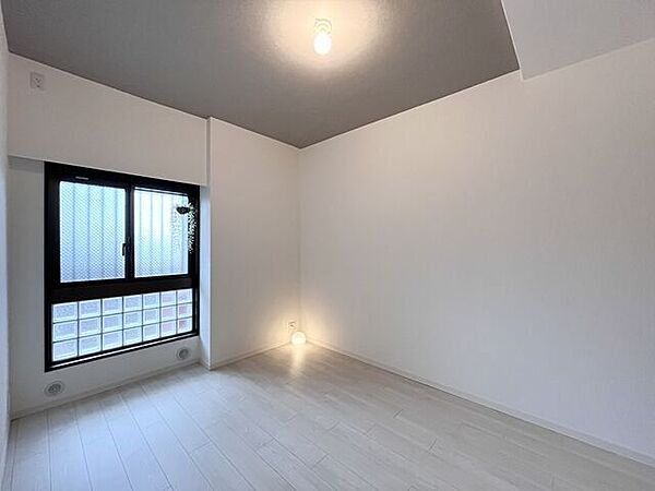 6帖洋室：クローゼットがありお部屋を広くお使いいただけます。