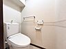 トイレ：トイレ：ホワイトを基調としたシンプルなデザインの清潔感のあるトイレです。タオルハンガーが備え付けられています。