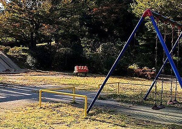 東中野公園日本庭園を思わせる池やのびのびと過ごせる原っぱ、雑木林の中の散策路など、様々なシーンが楽しめる公園です。短いローラースライダーや複合遊具、ブランコや砂場など遊具も豊富で、子供たちにも人気…