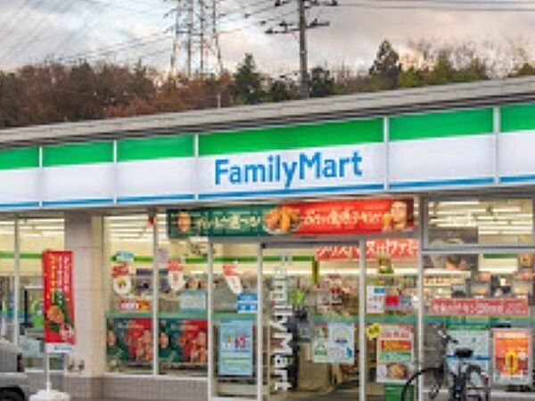 ファミリーマート　天野谷戸公園前店24時間営業。スローガンは「Fun＆Fresh」。驚きやワクワク感を与えるべく、商品改革に取り組んでいる。（電子マネー利用可　ＡＴＭあり　ネット通販あり）Tポイン…