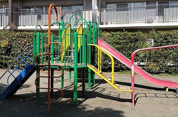 みのわ公園遊具はブランコ・鉄棒・複合遊具・ジャングルジム・砂場が設置されています。地元の子どもたちでいつも賑わいを見せている公園です。また、木陰は絶好の休憩スポットになります。 230m